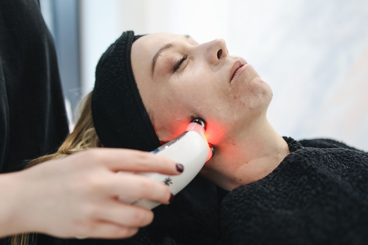 How to Choose a Red Light Therapy Device: A Buyer's Considerations Guide