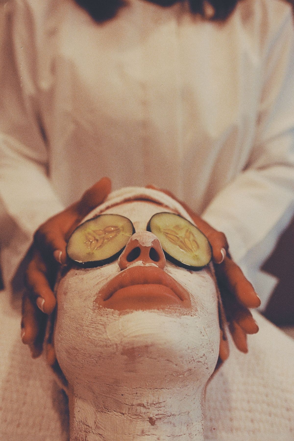Red Light Therapy and Pores: Fact vs. Fiction